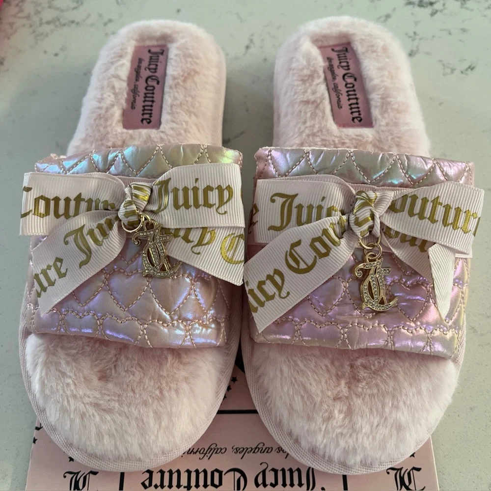 Juicy Couture Pink faux fur inside quilted upper Slippers with gold charms New - Picture 2 of 4